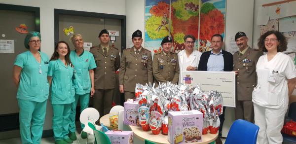 I rappresentanti del Reggimento Piemonte Cavalleria 2° donano all' Oncoematologia del Burlo Garofolo