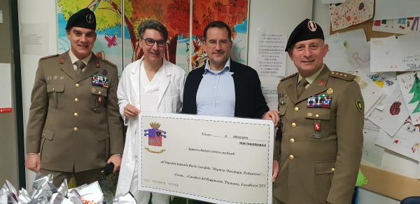 I rappresentanti del Reggimento Piemonte Cavalleria 2° donano all' Oncoematologia del Burlo Garofolo