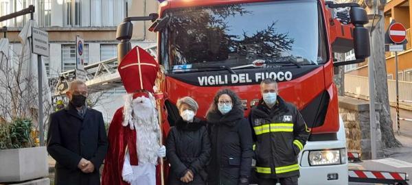 Foto di gruppo: Comandante Provinciale, ing. Girolamo Bentivoglio Fiandra, Vicesindaco del Comune di Trieste, Serena Tonel, il Direttore Generale dott. Stefano Dorbolò, Il direttore Sanitario dott.ssa Paola Toscani