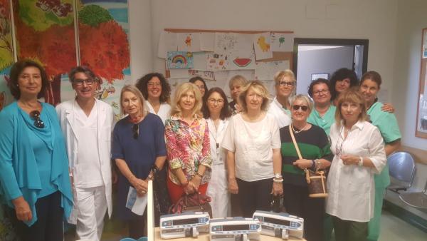 Foto di gruppo staff Oncoematologia e socie Inner Wheel