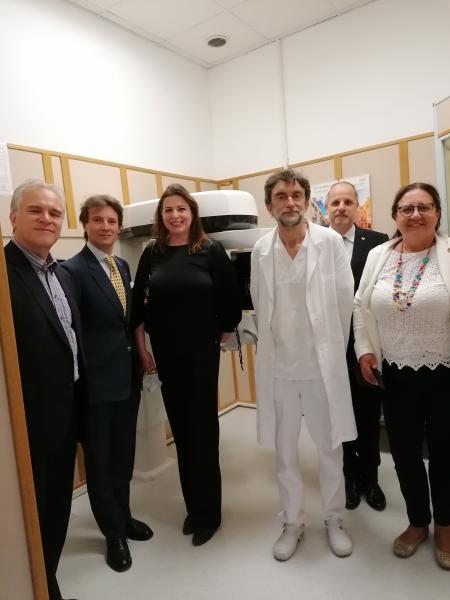  foto di gruppo con gli artisti, il dottor Granata e i rappresentati del Rossetti e di Rotary e Lions.