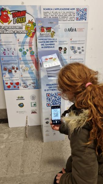 Come scaricare l'app della carta dei diritti dei bambini in ospedale dal totem