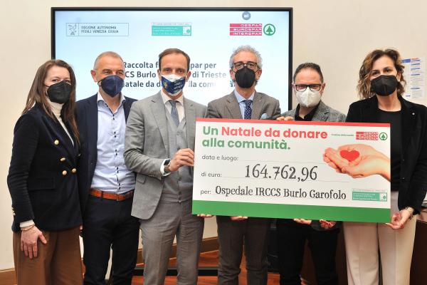 Consegna assegno raccolta fondi "Un Natale da donare alla comunità"