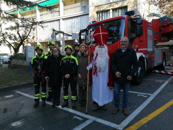 Foto grupo pompieri con i direttori del Burlo